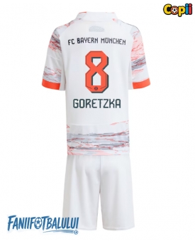 Bayern Munich Leon Goretzka #8 Echipament de Fotbal Replică 2025-26 Copii Deplasare (+ Șorturi)